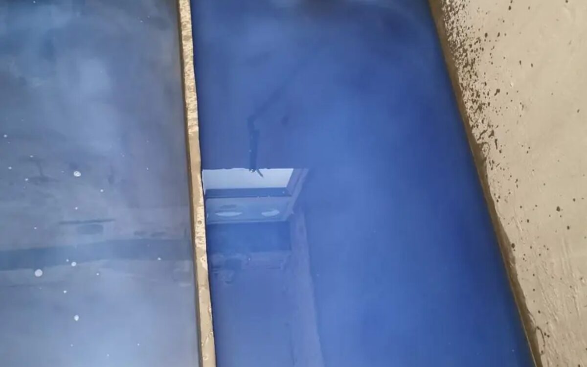 香港單位裝修廁所做完防水層後注水做閉水測試，水面放浮標記錄水位