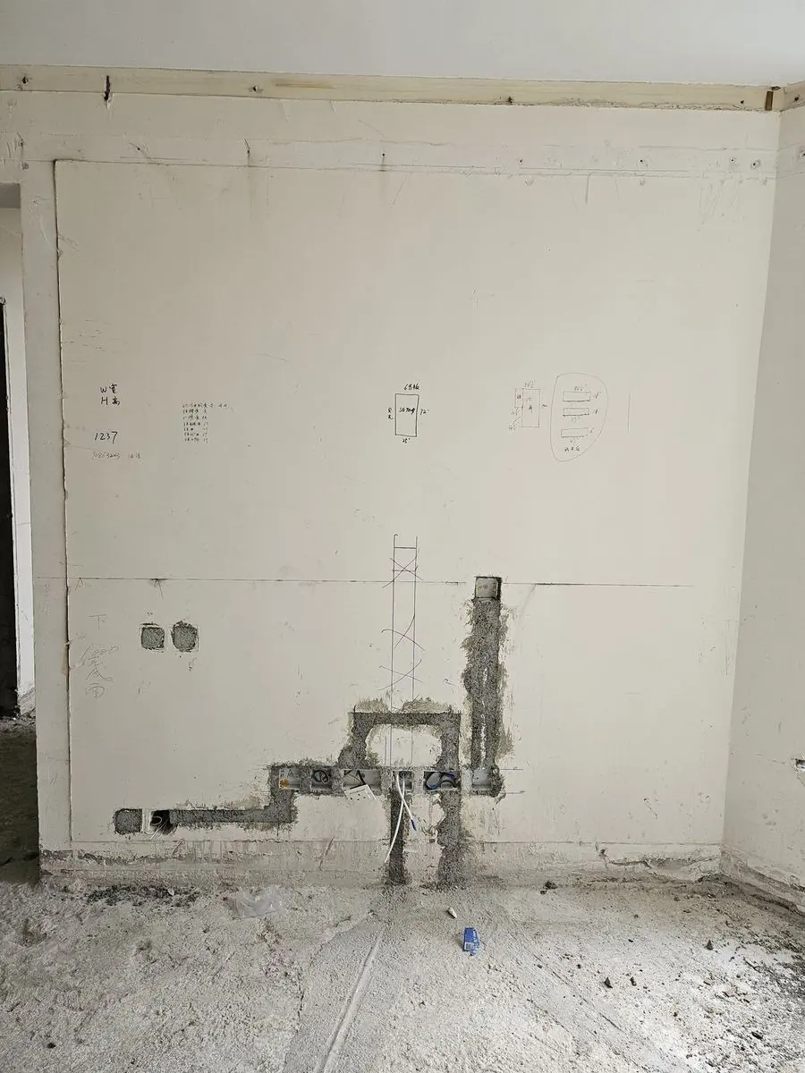 香港單位裝修水電階段，牆身畫低插座及電器位置再開坑