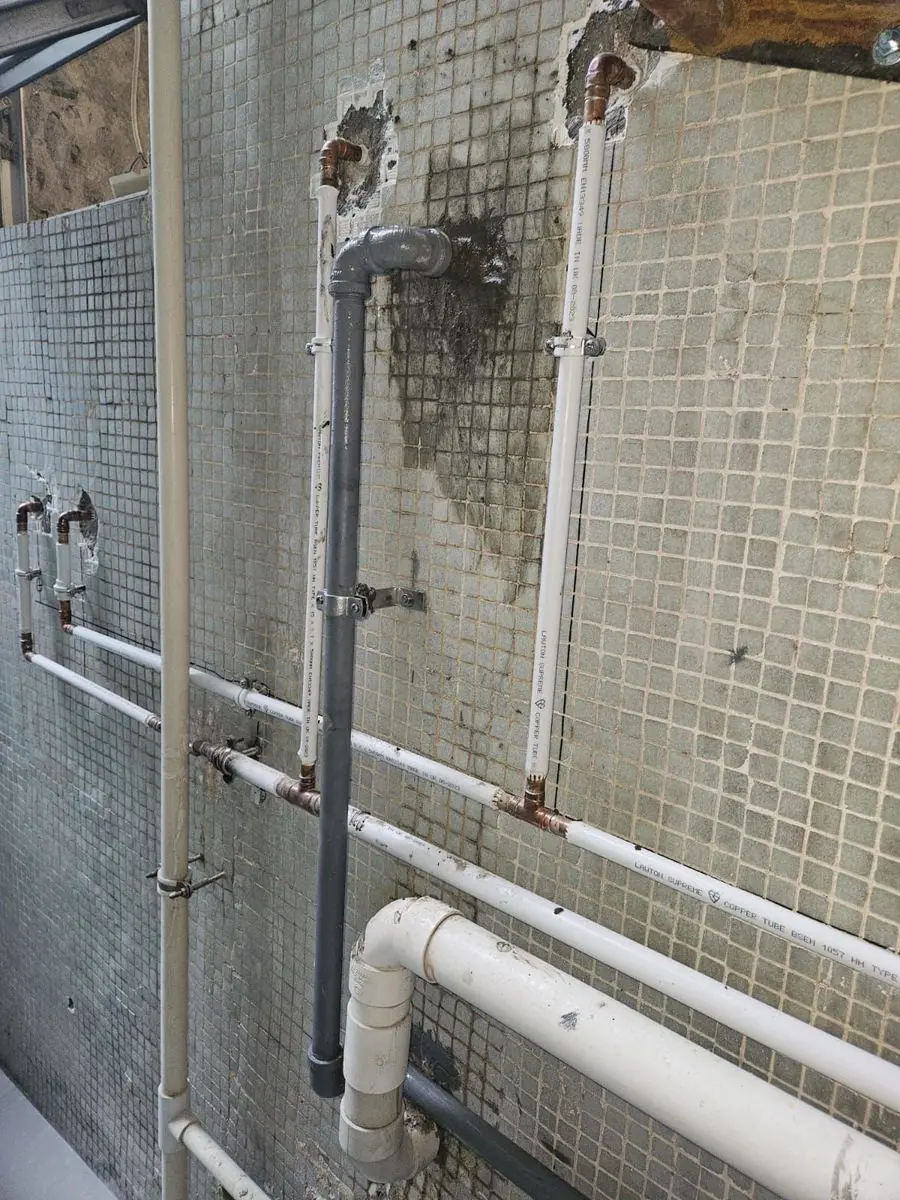 香港單位裝修水電完成，來水銅喉及去水 PVC 喉沿牆走位，封牆前影相存底