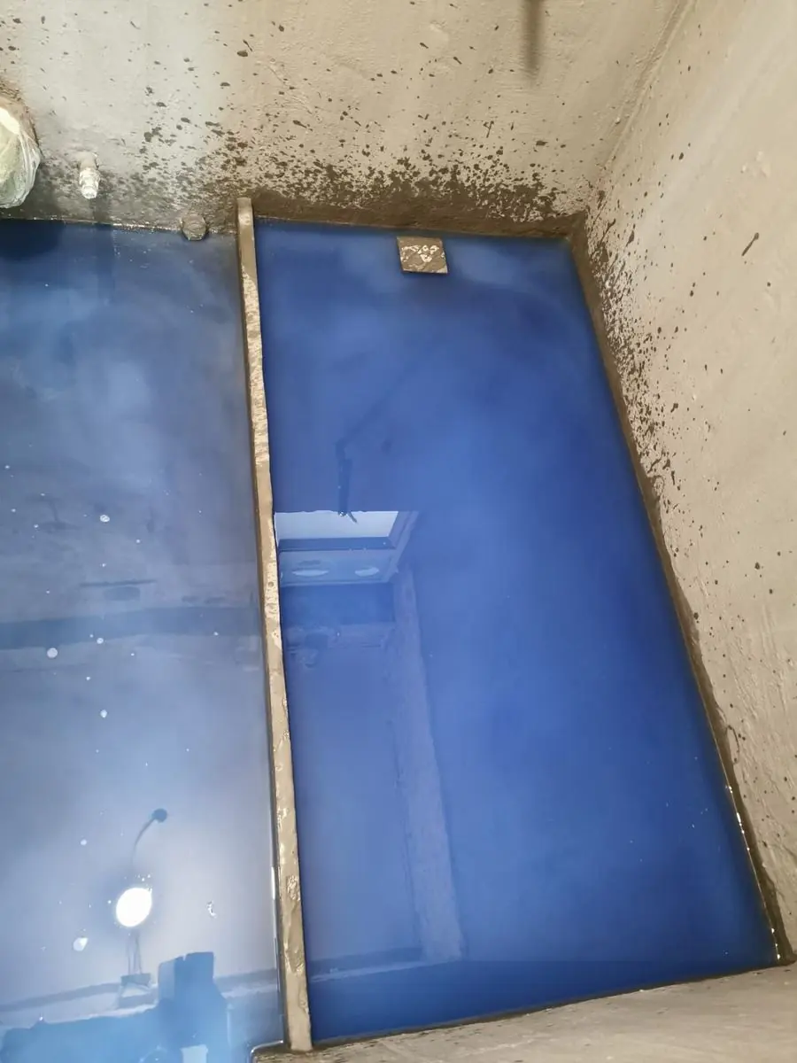 香港單位裝修廁所做完防水層後注水做閉水測試，水面放浮標記錄水位