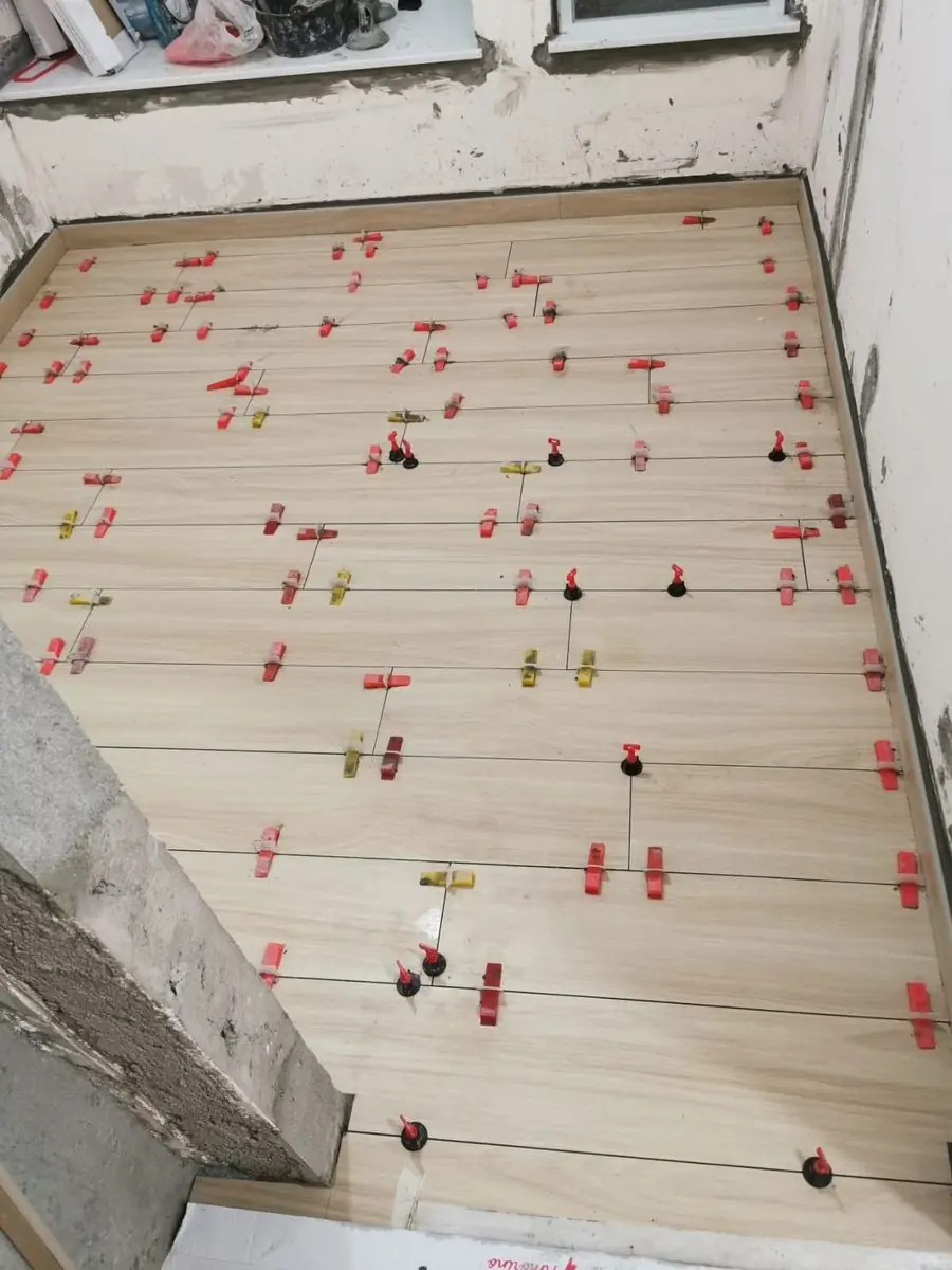 香港單位裝修鋪地磚使用找平器，確保每塊磚同一水平，唔會高低不平