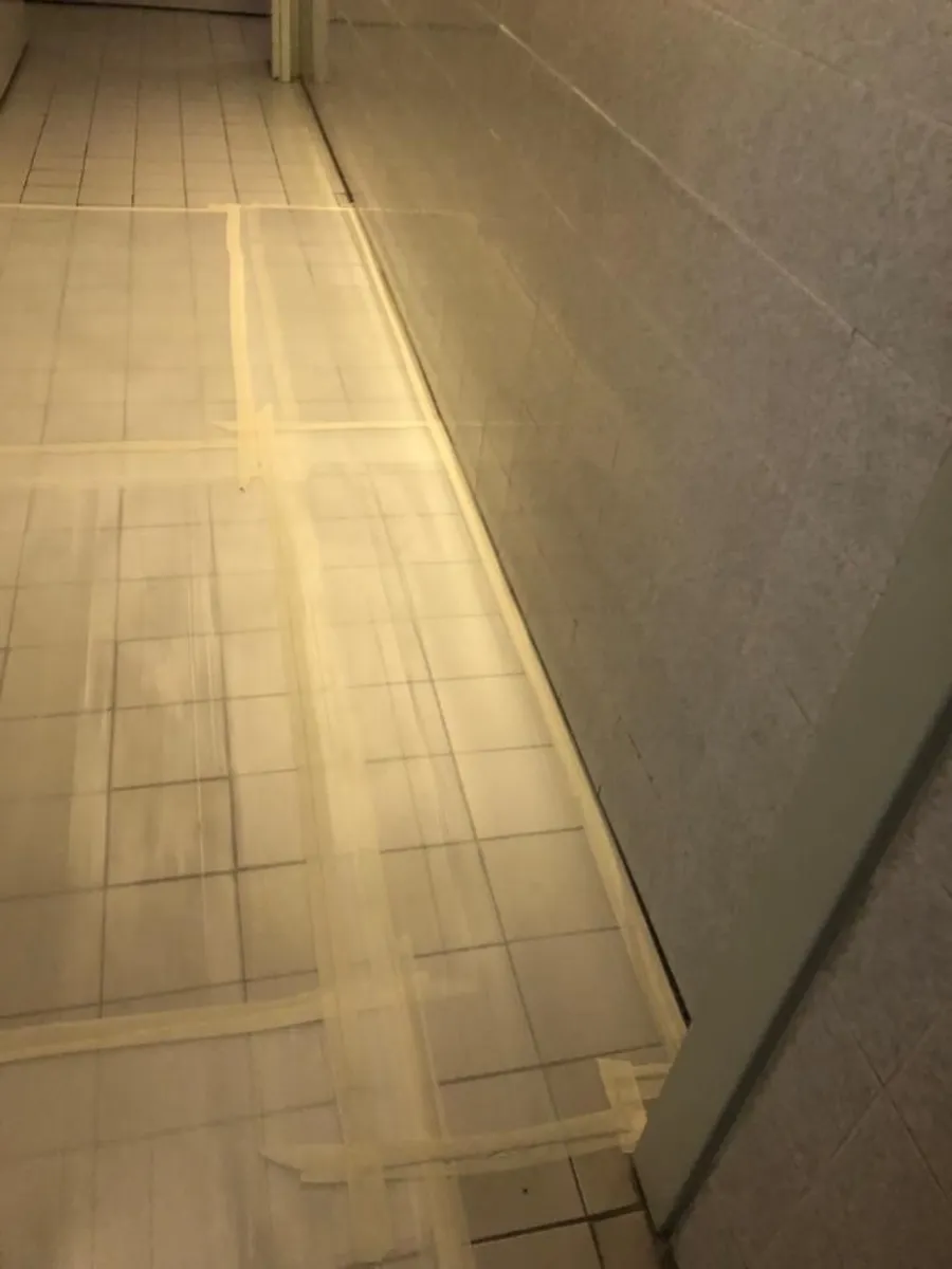 香港單位裝修保護工程：地板同走廊黐上保護膜及膠紙防刮花